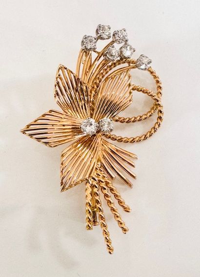 1950. A twisted 750°/°° yellow gold brooch...