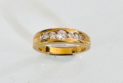 BAGUE jonc en or jaune 750°/°° ornée d’un...