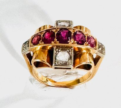 1950. RING in yellow gold 750°/°° set with...