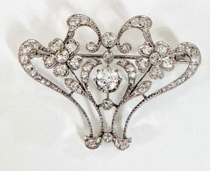 1900. White gold 750°/°° floral motif brooch...