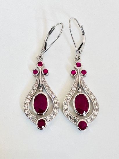 PAIRE DE BOUCLES D’OREILLES en or blanc 580°/°°...