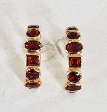 PAIR OF ½ hoop EARRINGS in 585°/°° yellow...