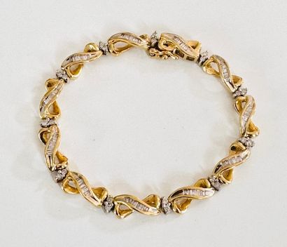 BRACELET en or jaune 585°/°° maillon 8 serti...