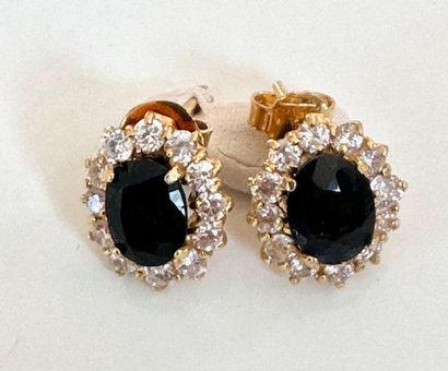PAIRE DE BOUCLES D’OREILLES en or jaune 750°/°°...