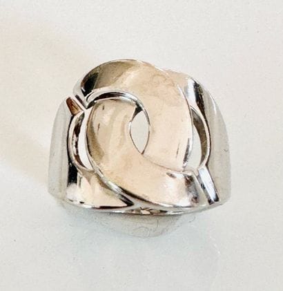 DINH VAN. BAGUE «Menottes» R.16. en or blanc...