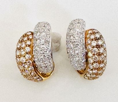 PAIRE DE BOUCLES D’OREILLES 2 ors 750°/°°...
