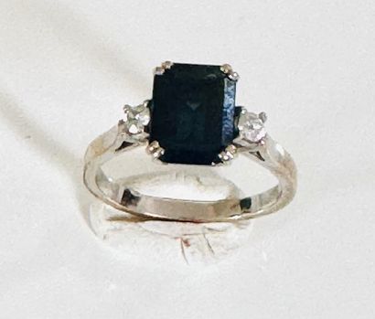 RING in white gold 750°/°° set with a 2cts70...