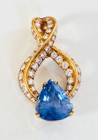 PENDANT in yellow gold 750°/°° with a figure-of-eight...