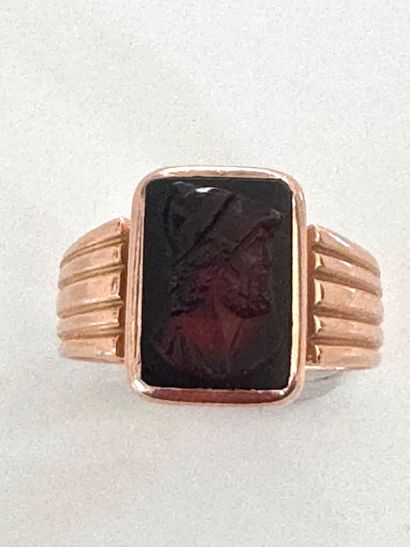 BAGUE XIXè en or rose godronné 750°/°° ornée...