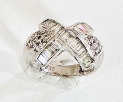 RING in white gold 750°/°° set with a cross...