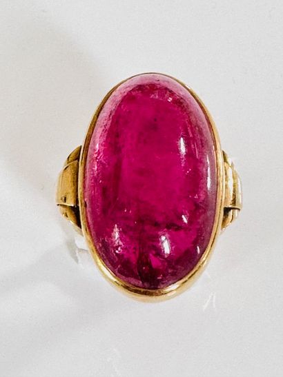 1940. IMPORTANT cocktail ring in yellow gold...