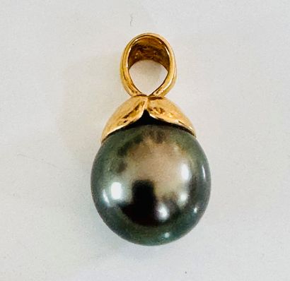PENDANT in yellow gold 750°/°° set with a...