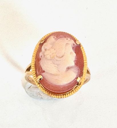 BAGUE ovale en or jaune 750°/°° strié ornée...