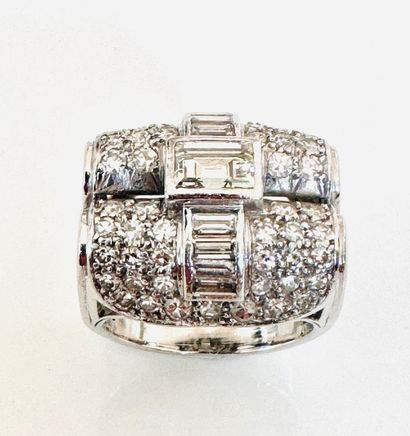 BAGUE ART DECO en platine ornée d’un diamant...