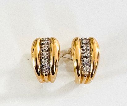 PAIR OF EARRINGS in yellow gold 750°/°° set...