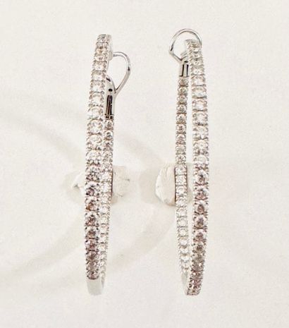 IMPORTANT PAIR OF CREOLES EARRINGS in white...