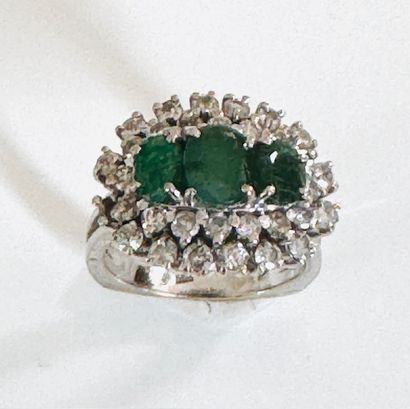 RING in white gold 750°/°° set with 3 emeralds...