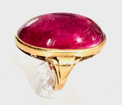 1940. IMPORTANT cocktail ring in yellow gold...