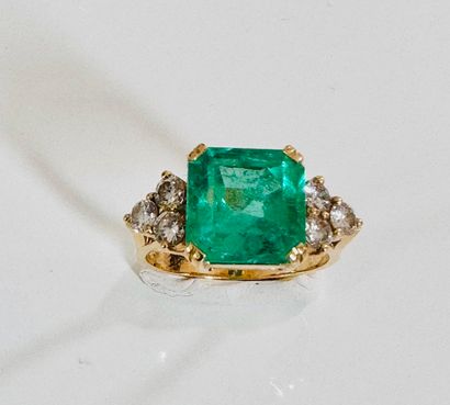 Yellow gold ring 750°/°° set with a square...