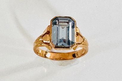 RING in yellow gold 750°/°° set with a rectangular...