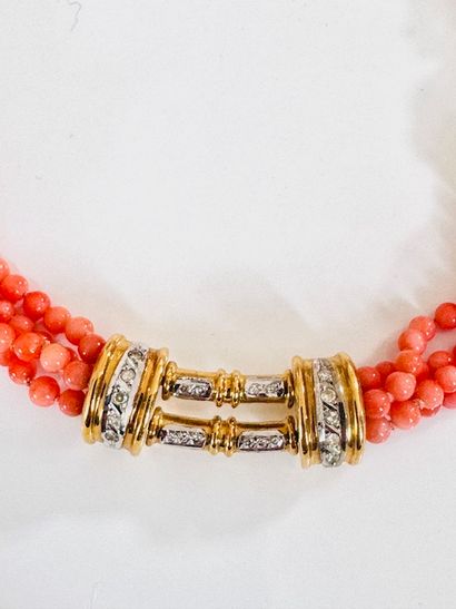 COLLAR 4 rows of angel skin coral beads interspersed...