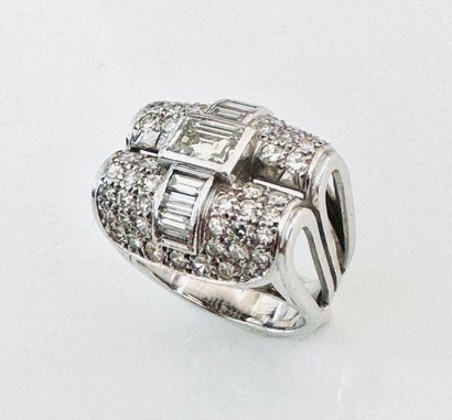 BAGUE ART DECO en platine ornée d’un diamant...