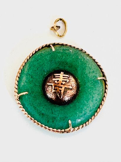 PENDENTIF en jade cerclé d’or 585°/°° avec...