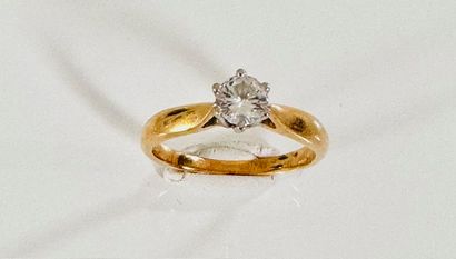 Solitaire ring in yellow gold 750°/°° set...