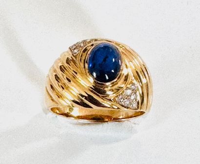 Yellow gold 750°/°° ring set with a cabochon...