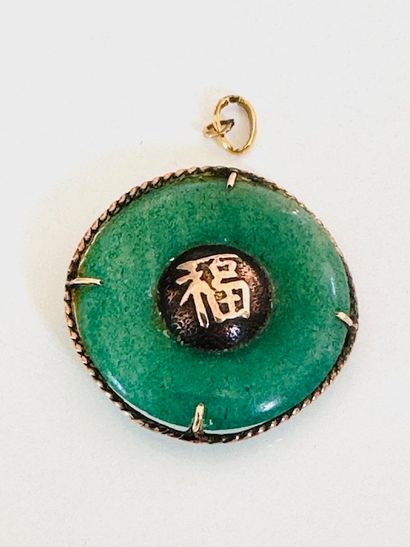 PENDENTIF en jade cerclé d’or 585°/°° avec...