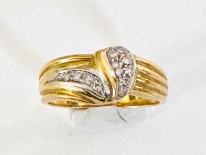 750°/°° yellow gold gadrooned ring set with...