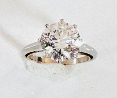 Solitaire ring in 750°/°° white gold set...