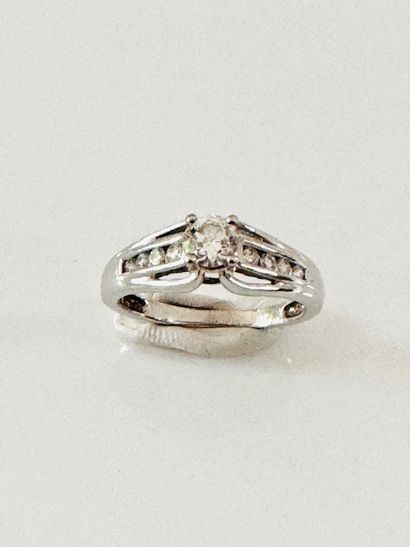 RING in white gold 750°/°° set with a 0ct30...