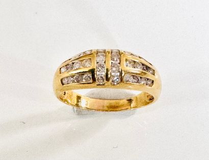 Ring in yellow gold 750°/°° set with 32 brilliants....