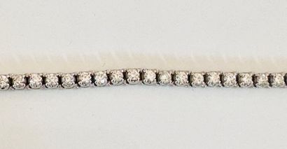 BRACELET tennis en or blanc 750°/°° orné...