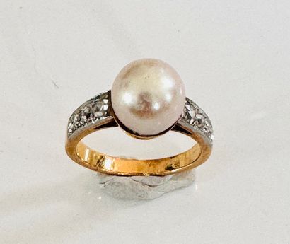 Yellow gold ring adorned with a pearl (8.87mm)...