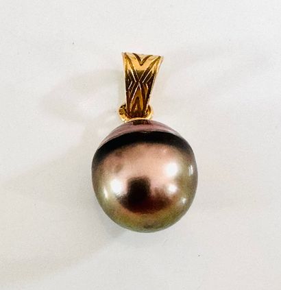 Yellow gold 750°/°° chased pendant adorned...