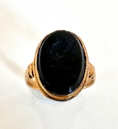 BAGUE en or jaune ovale 750°/°° ornée d’une...