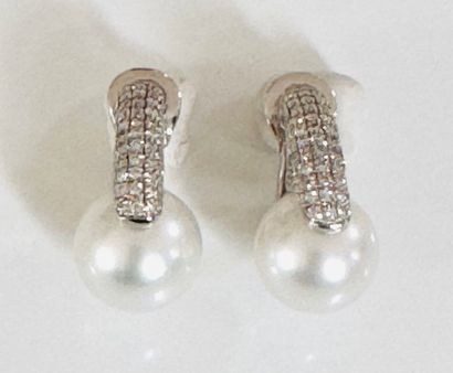 PAIR OF EARRINGS in white gold 750°/°° set...