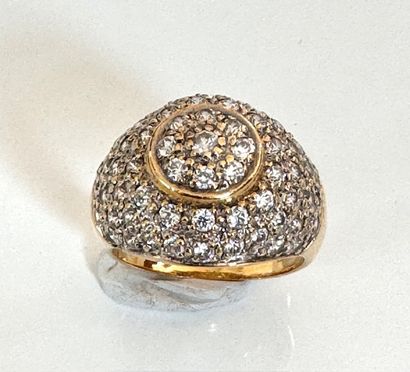 BAGUE dôme en or jaune 750°/°° ornée de pierres...