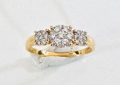 RING in yellow gold 750°/°° set with 3 diamond-paved...