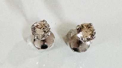 PAIR OF EARRINGS in white gold 750°/°° set...