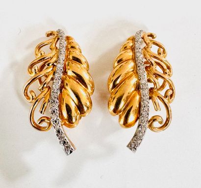 PAIR OF LEAF EARRINGS in yellow gold 750°/°°...
