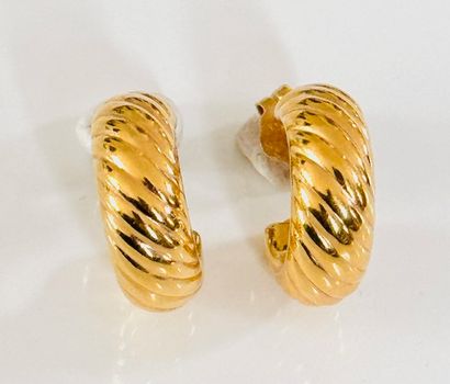 PAIR OF EARRINGS in grooved yellow gold 750°/°°....