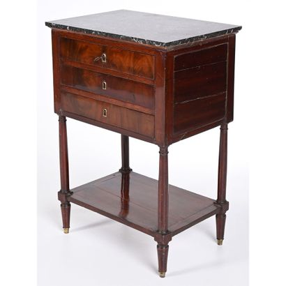 TABLE DE SALON DIRECTOIRE en acajou et placage...