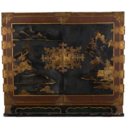 CABINET ANGLAIS en laque, bois et bronzes...