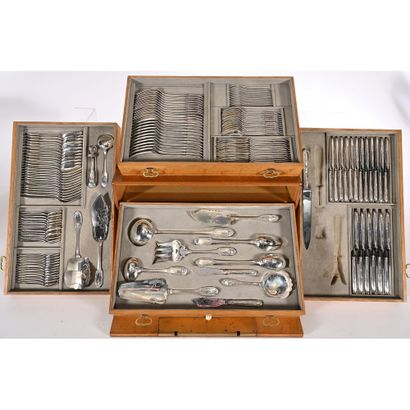SUPERBE MENAGERE de 146 pièces dans son coffret...