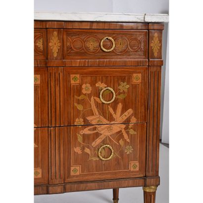 DESTER. COMMODE LOUIS XVI en placage de bois...