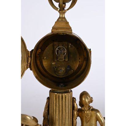 PENDULE LOUIS XVI joli modèle au jardinier...