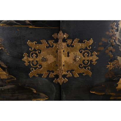 CABINET ANGLAIS en laque, bois et bronzes...